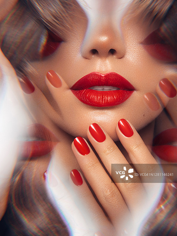 透过棱镜拍摄的美丽女孩特写图片素材