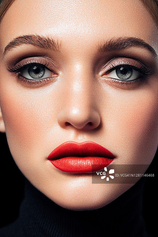 涂着红色口红的年轻女子特写图片素材