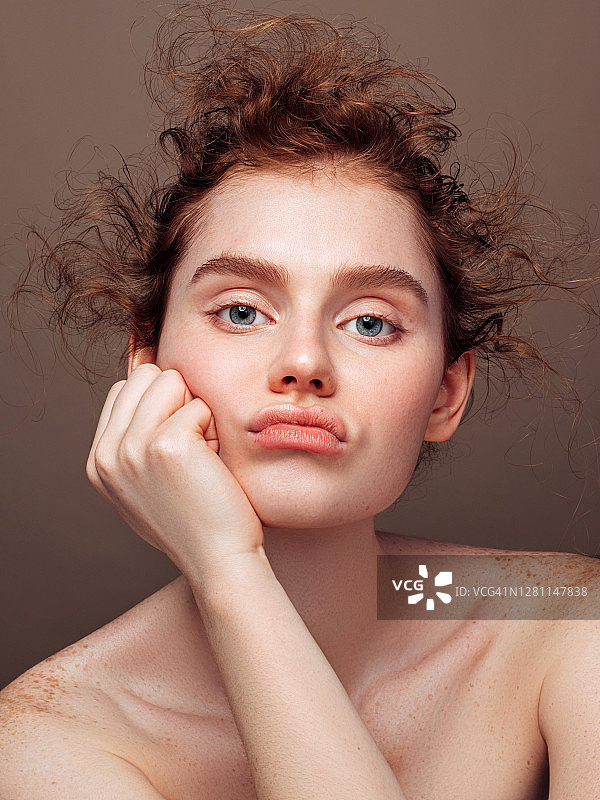 红发沮丧女孩肖像图片素材