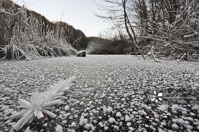 结冰池塘表面的冰晶图片素材