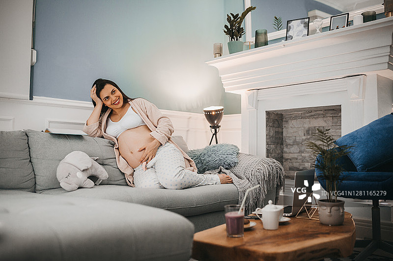 孕妇在客厅休息图片素材