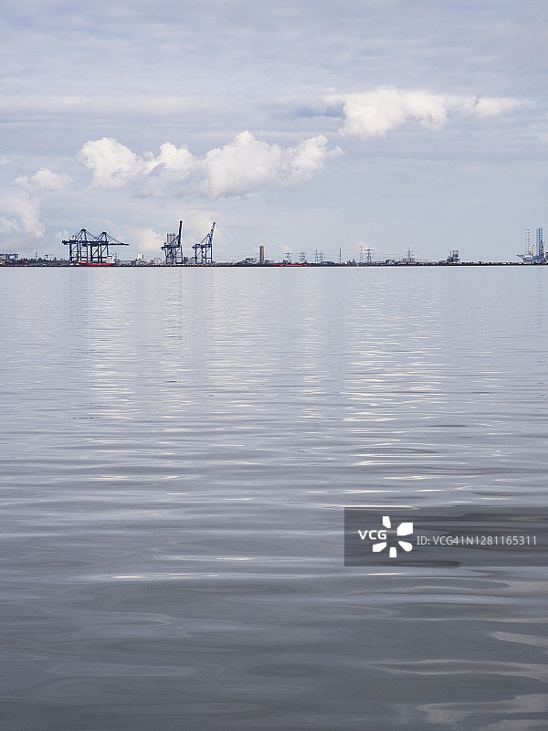 在梅德韦河的泰晤士港装载的红色集装箱船图片素材