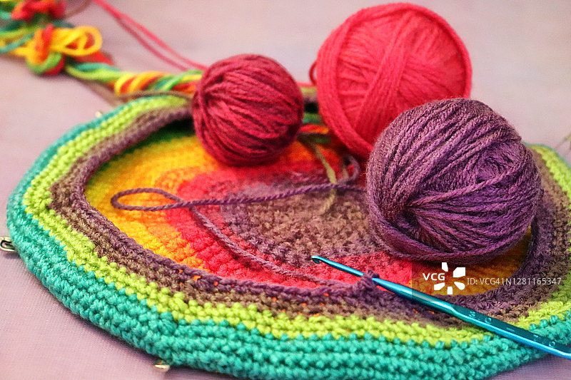 手工项目：钩针彩虹贝雷帽图片素材