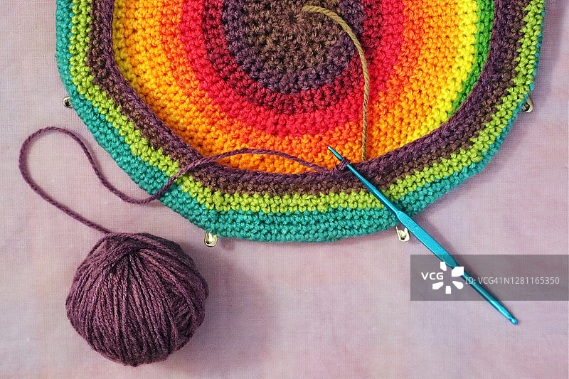 手工项目：钩针彩虹贝雷帽图片素材