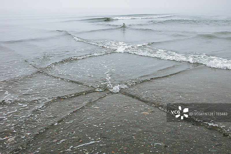 加拿大芬迪湾潮汐引起的交叉波浪图片素材