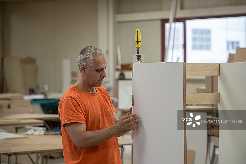 木匠组装家具图片素材