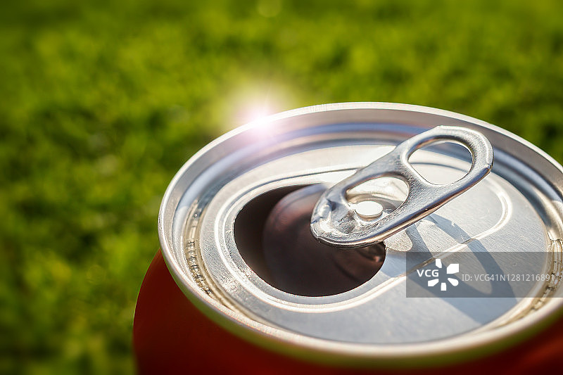 夏季开启的啤酒罐图片素材