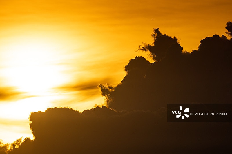 乌云背后的金色阳光图片素材