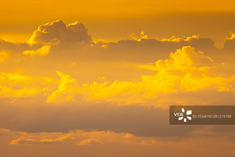 傍晚日落时分的金色云彩图片素材