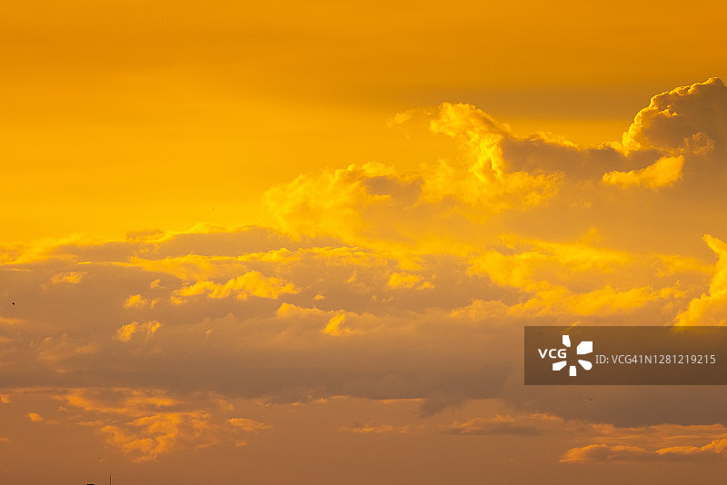 傍晚日落时分的金色云彩图片素材