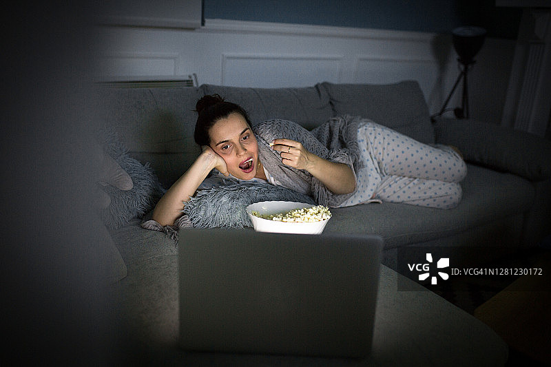 孕妇在床上看电视图片素材