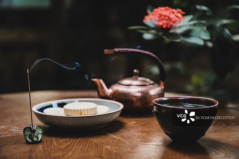 精致的中式茶道搭配传统中式小吃图片素材
