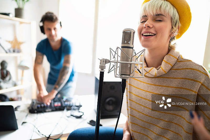 年轻的说唱歌手在家里和DJ一起练习说唱图片素材