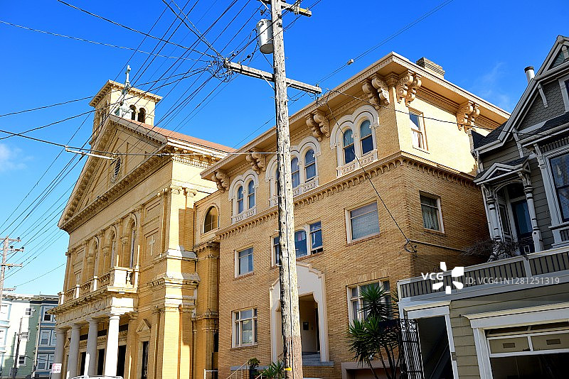 旧金山第八轮教堂：菲尔莫街19世纪的教堂，现在是一个受欢迎的溜冰场图片素材