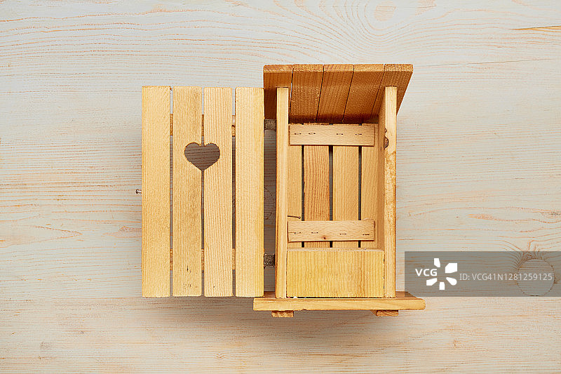 木门上的心形小玩具马桶静物摄影图片素材