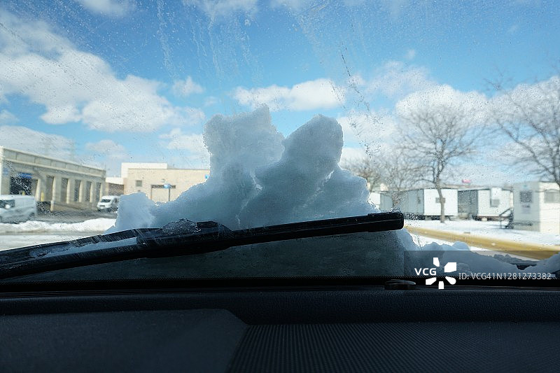 积雪阻挡车辆挡风玻璃的视线图片素材