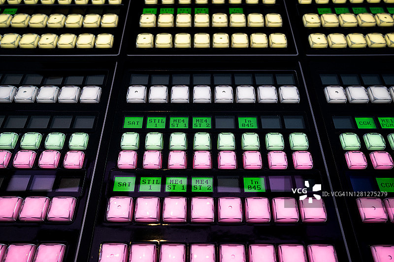 控制台上的彩色按钮图片素材