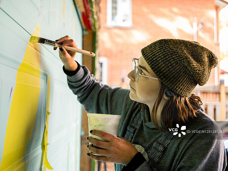 正在工作的女性壁画艺术家图片素材
