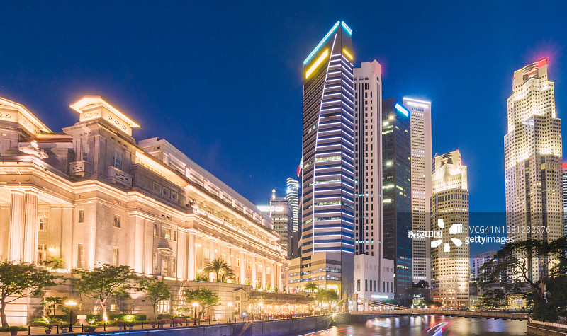 新加坡克拉码头广角镜头，有许多金融建筑、酒店和步行街，驳船码头靠近滨海湾区，是新加坡的热门旅游景点图片素材
