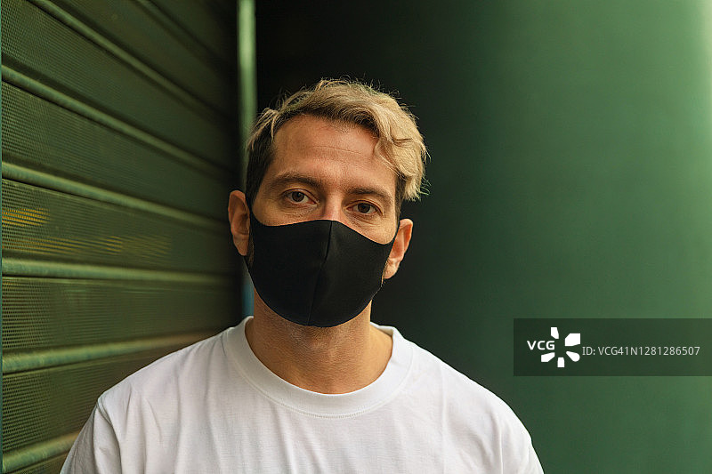 戴口罩的户外青年男子图片素材