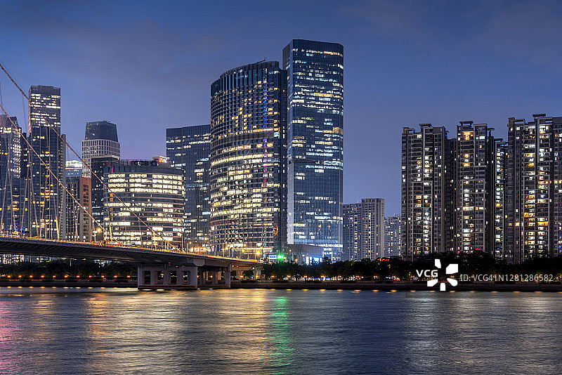 城市中心夜景图片素材