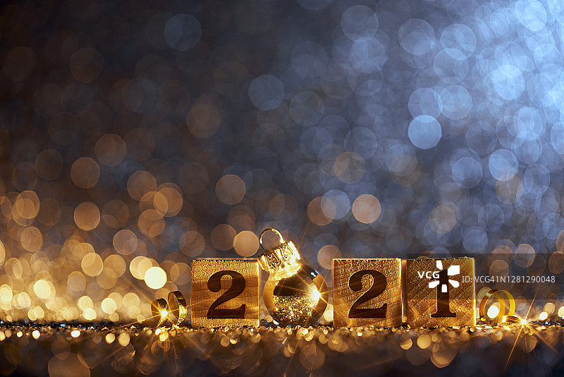 2021新年圣诞装饰：金色蓝色派对庆祝木质方块图片素材