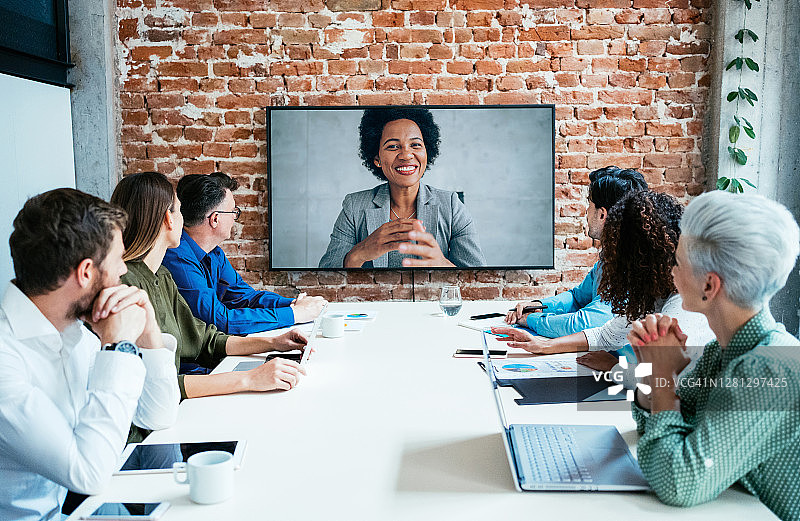 参加视频会议的商务人士图片素材