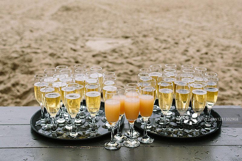 托盘上的香槟酒杯图片素材