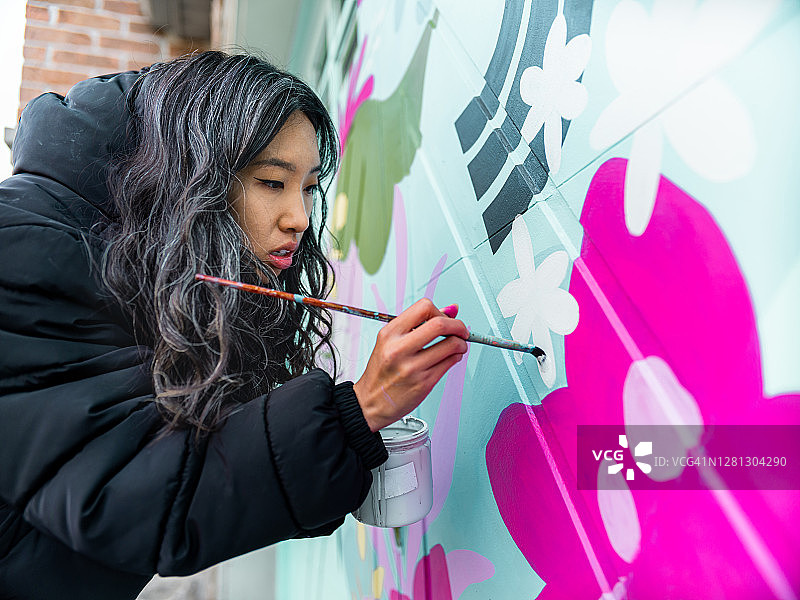 正在工作的女性壁画艺术家图片素材