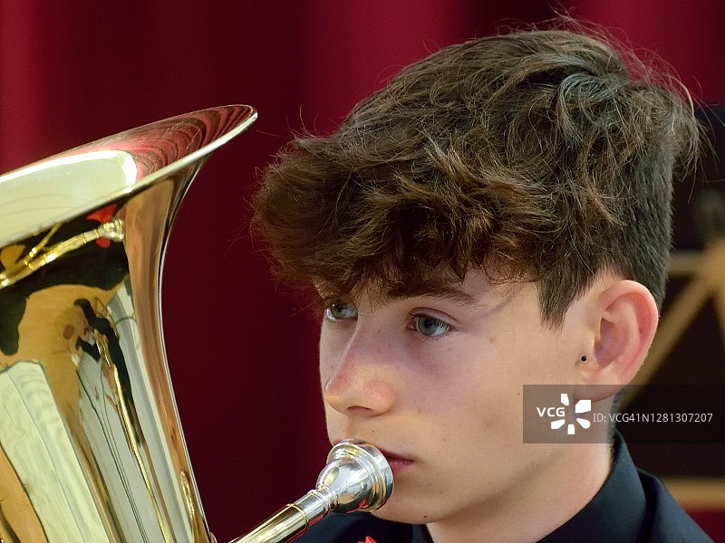 青少年在大乐队中演奏上低音号图片素材