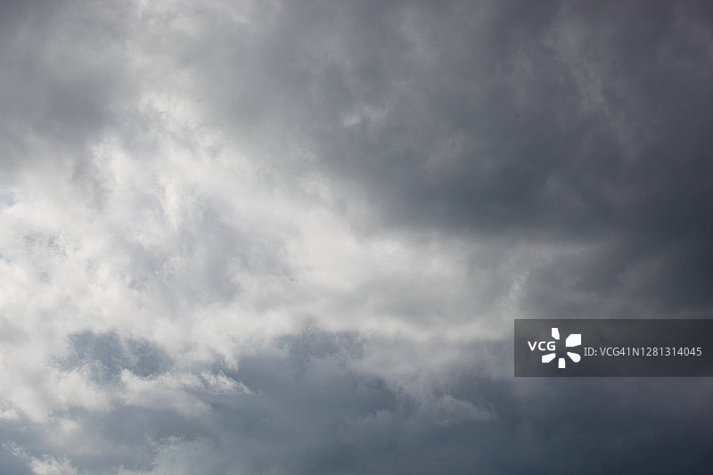 天空中的深色雨云图片素材