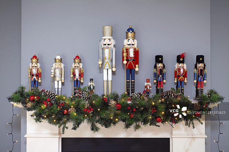 圣诞节壁炉上的一排胡桃夹子娃娃图片素材