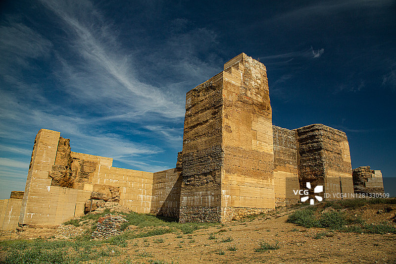 城堡的废墟和重建的墙壁景色图片素材