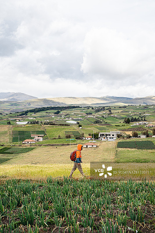 年轻探险者在安第斯山脉中行走图片素材