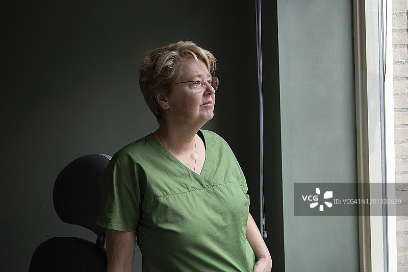 医护人员望向窗外图片素材