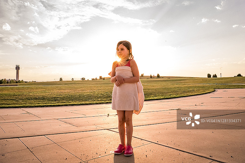 裹着湿毛巾的少女冷得发抖图片素材