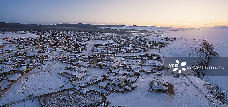 贝加尔湖日落全景鸟瞰冰封小镇图片素材