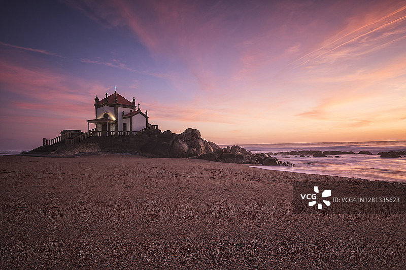 石头海上的石头先生图片素材