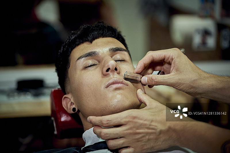理发师为小男孩理发图片素材