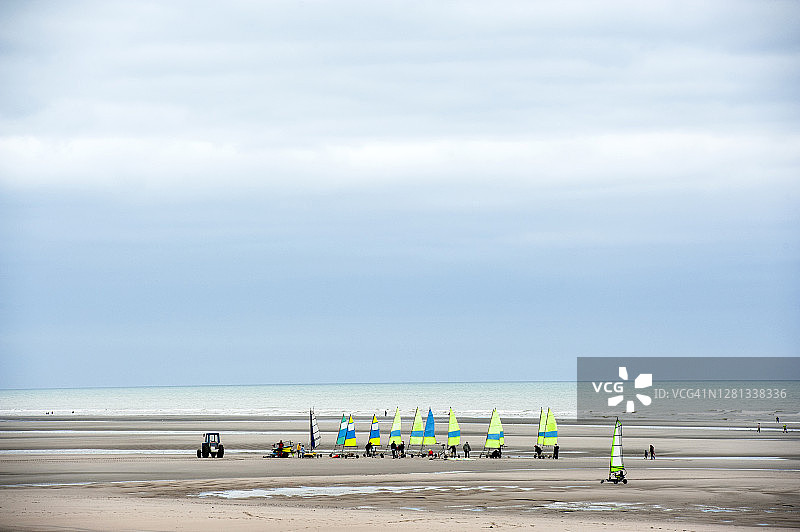 在法国斯特拉Plage海滩上的陆地帆船图片素材