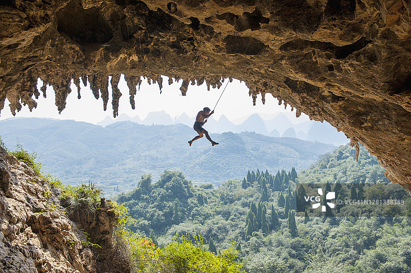 男子在阳朔奥丁的巢穴攀岩图片素材