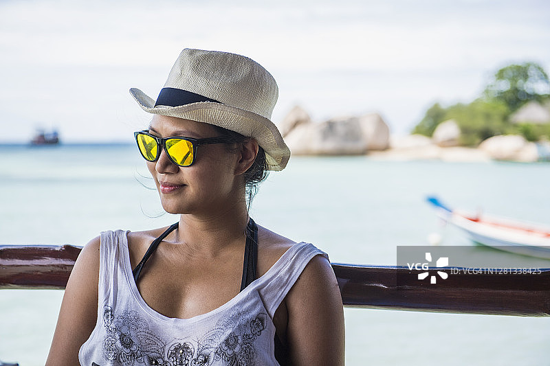 女子在泰国涛岛热带岛屿上放松图片素材