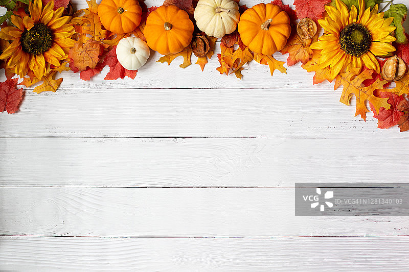 装饰木桌的秋叶、南瓜和向日葵图片素材