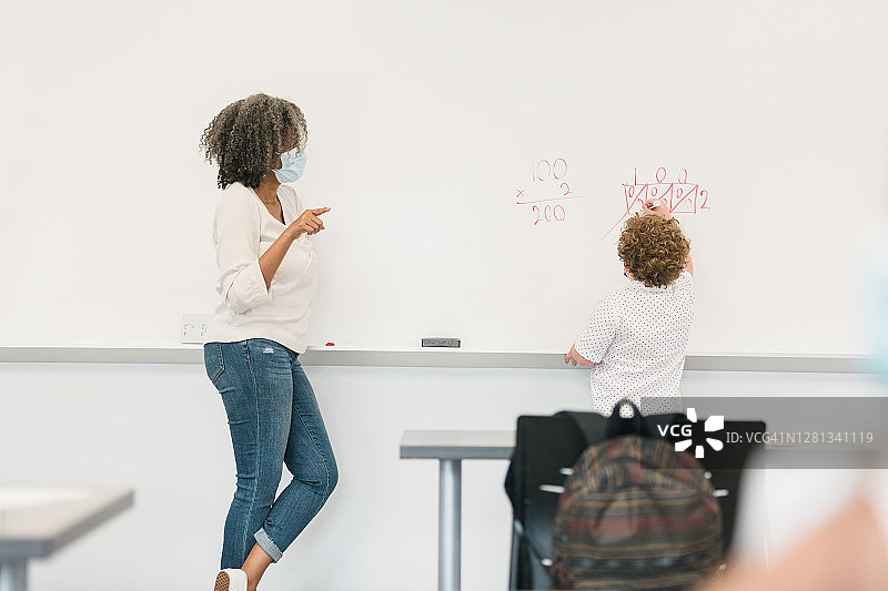 小学生解答数学题图片素材