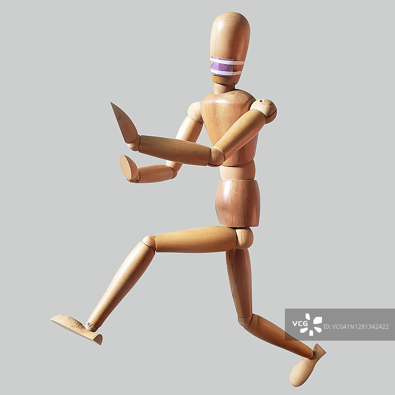 戴口罩的木制玩偶图片素材