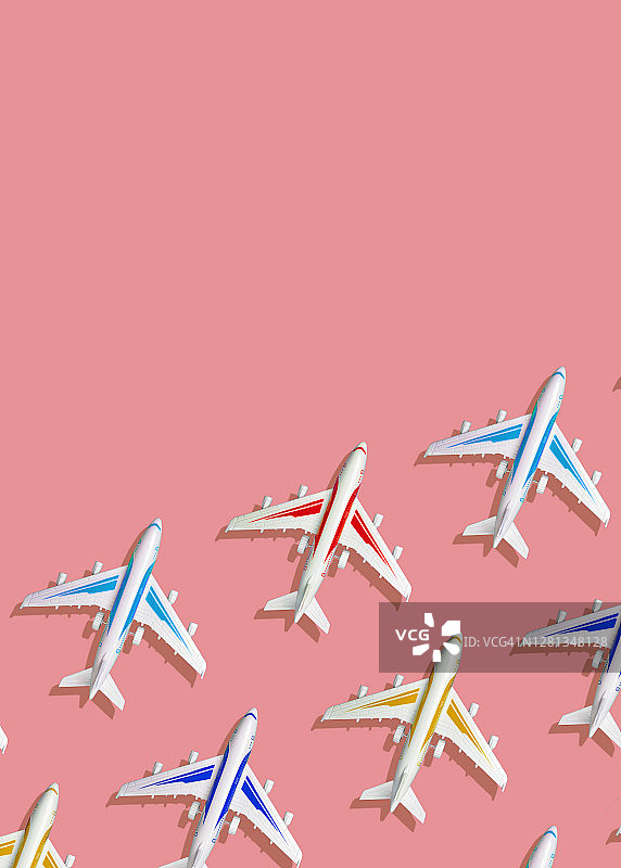 粉色背景上的玩具飞机图片素材