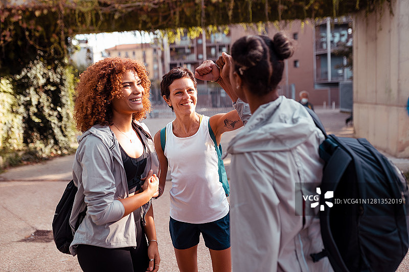 三个朋友相约晨练图片素材