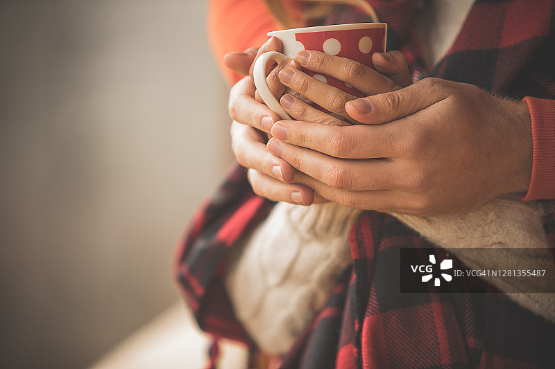 情侣用一杯茶暖手图片素材