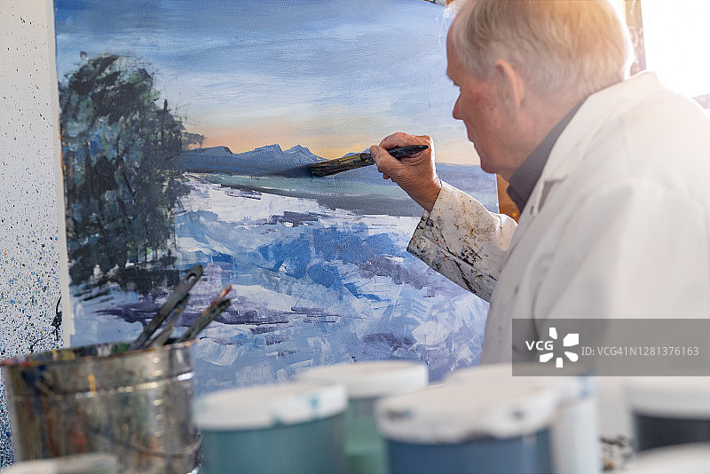 老人在工作室里画画图片素材