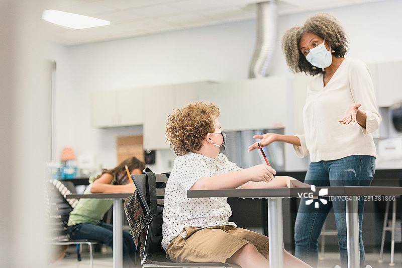 老师与男学生讨论问题图片素材